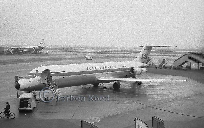 Scandinavian Airlines SAS Douglas DC-9-32 OY-KGW c/n 47111 at Kastrup Airport with a SAS Douglas DC-8